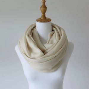 Pashmina Cashmere & Silk Scarf. Cream color. Handmade in Italy. New w/o tags.
